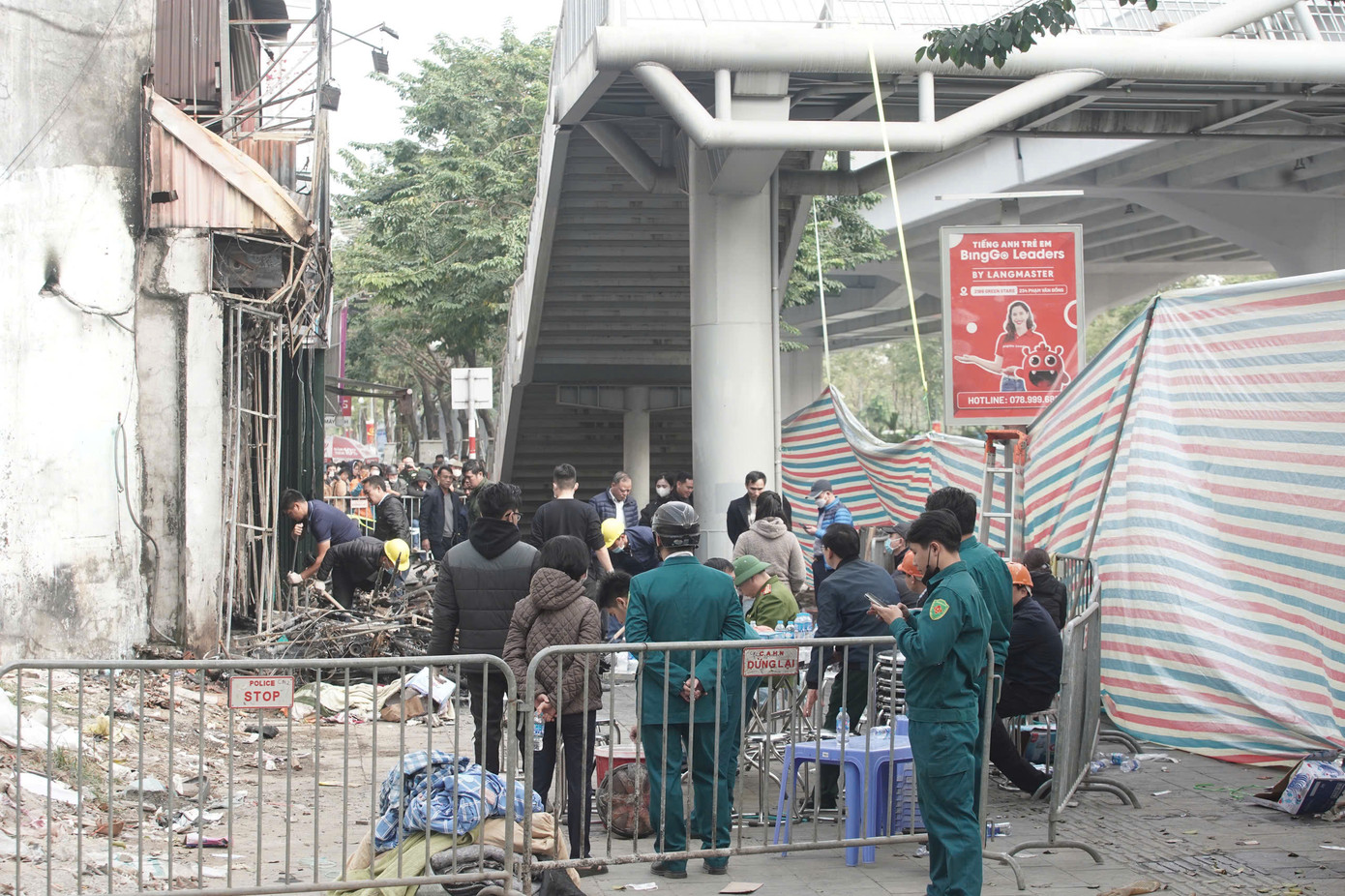 Theo các nhân chứng, vào thời điểm xảy ra ngọn lửa bùng phát rất mạnh khiến đường thoát nạn của các nạn nhân bị bịt.