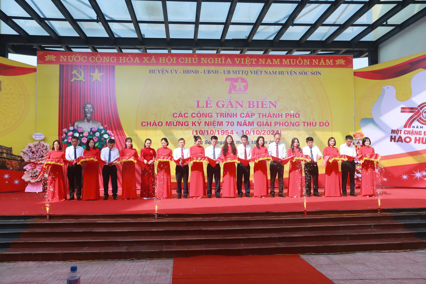 Lãnh đạo huyện Sóc Sơn thực hiện nghi thức cắt băng khánh thành công trình trường THCS Mai Đình - Tiên Dược Lãnh đạo huyện Sóc Sơn thực hiện nghi thức cắt băng khánh thành công trình trường THCS Mai Đình - Tiên Dược