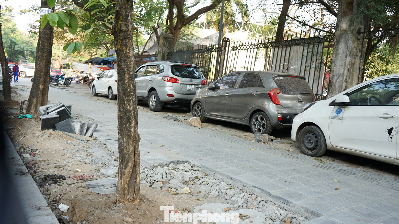 Cạnh đó, trên phố Thanh Nhàn, một dự án cải tạo vỉa hè cũng đang được triển khai. Các bó vỉa chưa hoàn thiện, thậm chí vữa còn chưa kịp khô đã phải "gánh" hàng loạt xe ô tô.