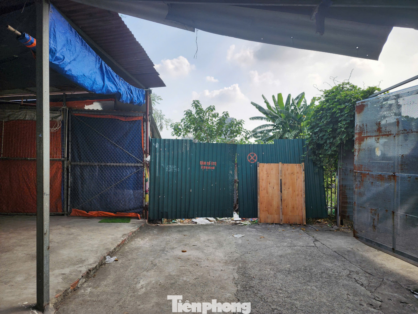 Trước đó, cũng trên địa bàn phường Định Công, dư luận phản ánh tình trạng san lấp hồ Đầm Bông rộng 3,5ha làm nhà xưởng, kho bãi trái phép.