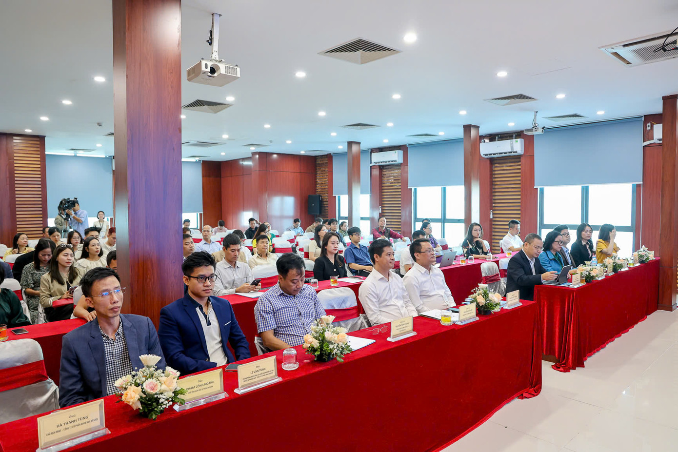 Quang cảnh hội thảo. Quang cảnh hội thảo.