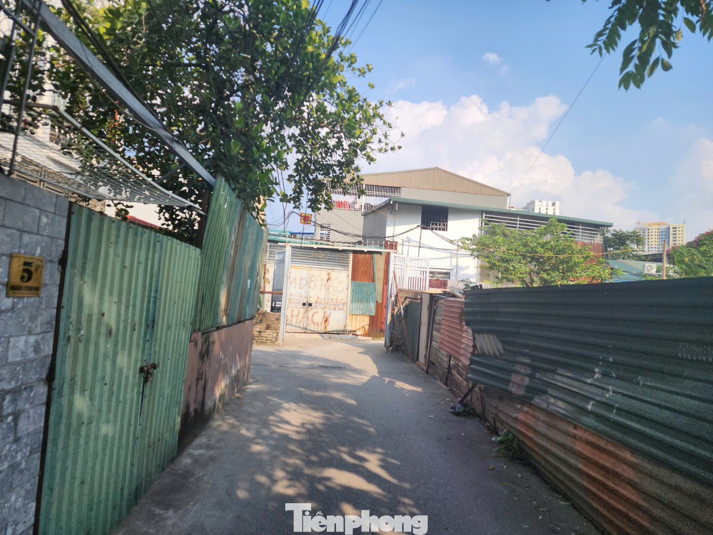 Ông Phạm Văn Châu, Tổ phó tổ dân phố số 3 phường Thịnh Liệt cho biết, để ngăn chặn tình trạng đổ trộm phế thải, người dân đã cho làm cổng sắt để ngăn chặn. Tuy nhiên, phía hồ Đầm Đỗi (thuộc phường Thịnh Liệt) có đến 3 lối vào nên xe công nông vẫn có thể đi vào để đổ trộm phế thải.