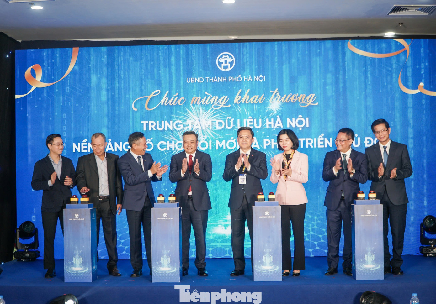 Các đại biểu thực hiện nghi thức khai trương Trung tâm Dữ liệu chính thành phố Hà Nội Các đại biểu thực hiện nghi thức khai trương Trung tâm Dữ liệu chính thành phố Hà Nội