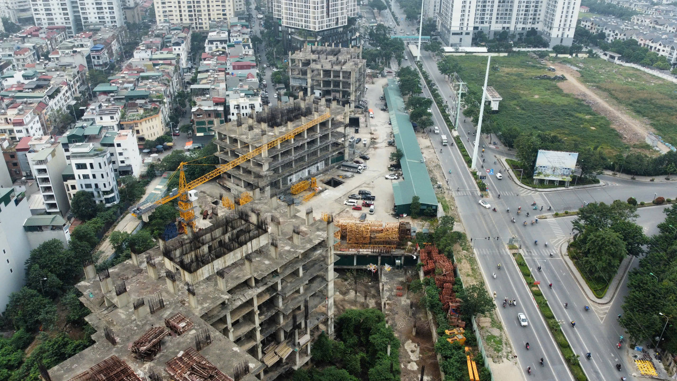 Với kỳ vọng xây dựng một khu đô thị mới đáng sống bậc nhất quận Hà Đông, dự án Usilk City (Văn Khê, Hà Đông) do Công ty cổ phần Sông Đà Thăng Long làm chủ đầu tư, được khởi công từ năm 2008, có tổng mức đầu tư trên 10.000 tỷ đồng, với 13 tòa nhà cao 25 – 50 tầng; dự kiến sẽ được bàn giao vào cuối năm 2012 với 2.700 căn hộ hiện đại.