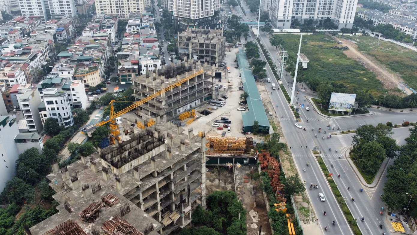 Với kỳ vọng xây dựng một khu đô thị mới đáng sống bậc nhất quận Hà Đông, dự án Usilk City (Văn Khê, Hà Đông) do Công ty cổ phần Sông Đà Thăng Long làm chủ đầu tư, được khởi công từ năm 2008, có tổng mức đầu tư trên 10.000 tỷ đồng, với 13 tòa nhà cao 25 – 50 tầng; dự kiến sẽ được bàn giao vào cuối năm 2012 với 2.700 căn hộ hiện đại.