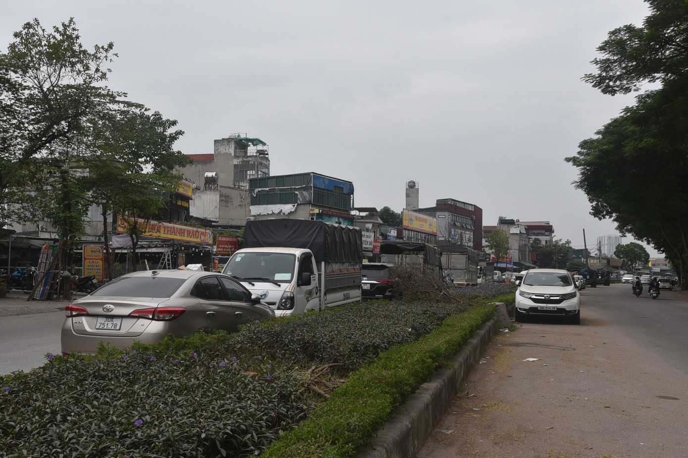 Theo vị này, lực lượng chức năng không có cơ sở xử lý các ô tô này do không có biển báo cấm dừng đỗ phương tiện trên tuyến.