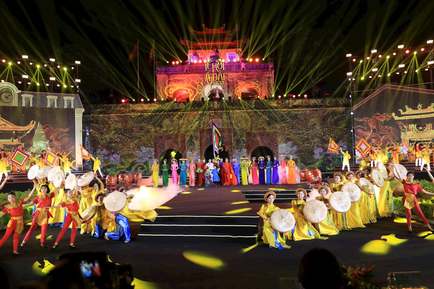 Màn trình diễn áo dài tại lễ khai mạc Lễ hội Áo dài Du lịch Hà Nội. Ảnh: Quang Thái