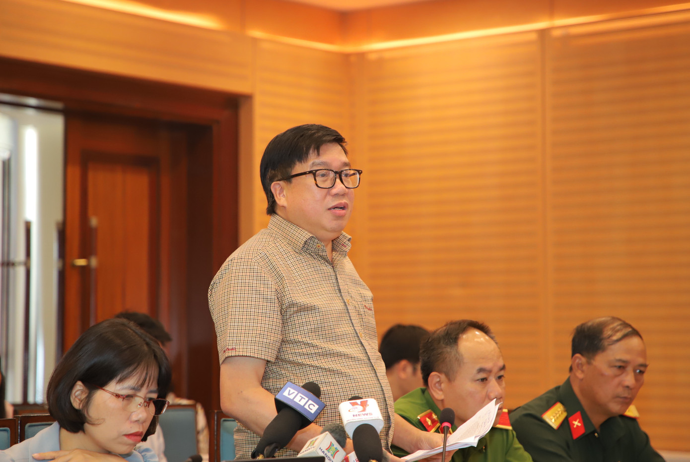 Ông Nguyễn Đức Hưng - Giám đốc Trung tâm Quản lý hạ tầng kỹ thuật TP Hà Nội trả lời câu hỏi của báo chí