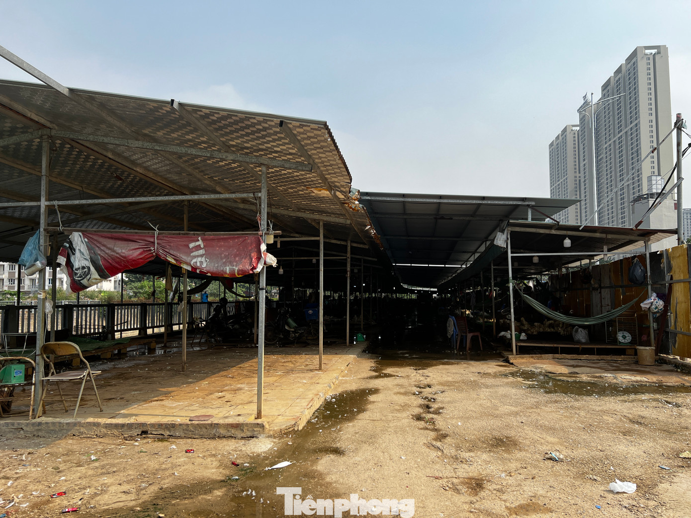 Theo đó, phê duyệt vị trí chợ La Khê tại địa điểm Cổng Đồng Dộc La, phường La Khê, quận Hà Đông, Hà Nội với diện tích khoảng 3.403m2, quy mô xác định là chợ hạng 3.