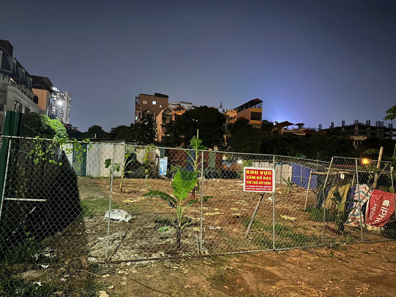 Một số khu vực đất lưu không quanh hồ được giải tỏa, quây rào Một số khu vực đất lưu không quanh hồ được giải tỏa, quây rào