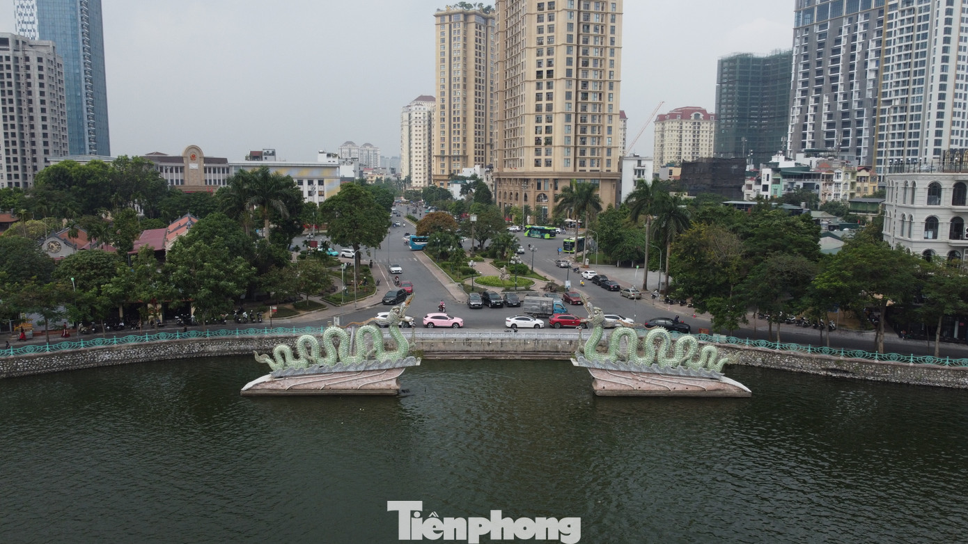 Chủ tịch UBND thành phố Hà Nội cho biết việc lấy nước từ sông Hồng về hồ Tây nên có hai đường ống. Cụ thể, một đường bổ cập cho hồ Tây khi cần thiết; đường còn lại thường xuyên bổ cập nước cho sông Tô Lịch, chạy độc lập bằng ống thép, đi ngầm dưới lòng hồ, bơm thẳng vào sông Tô Lịch để không pha loãng nước hồ Tây.