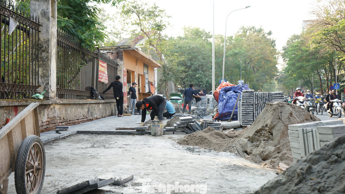 Vỉa hè phố Võ Thị Sáu (quận Hai Bà Trưng) đang được cải tạo