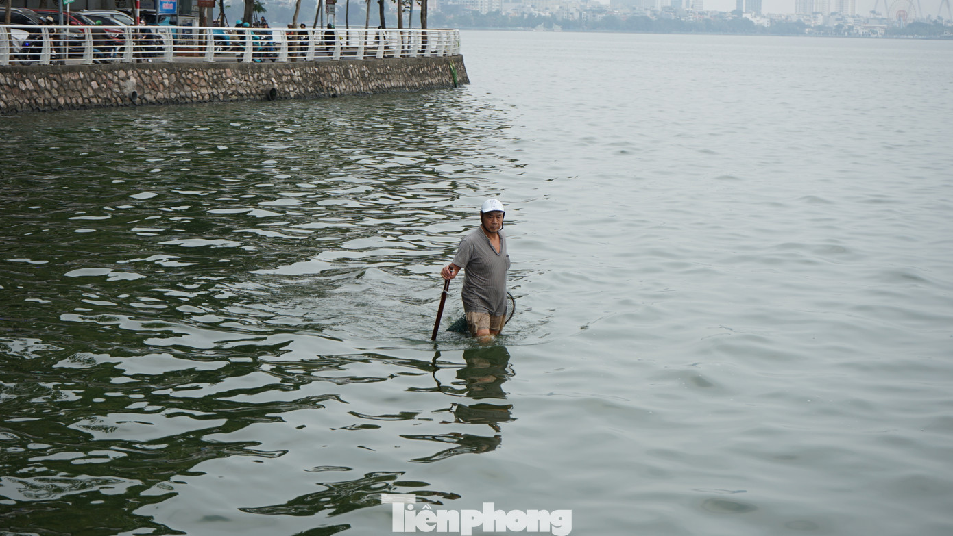 Người dân có thể đi bộ ở khu vực cách hồ 2 - 3 mét, họ cho biết, phía dưới chủ yếu là mảnh sành. Nước hồ hiện cũng ô nhiễm, nhiều hôm bốc mùi tanh nồng.