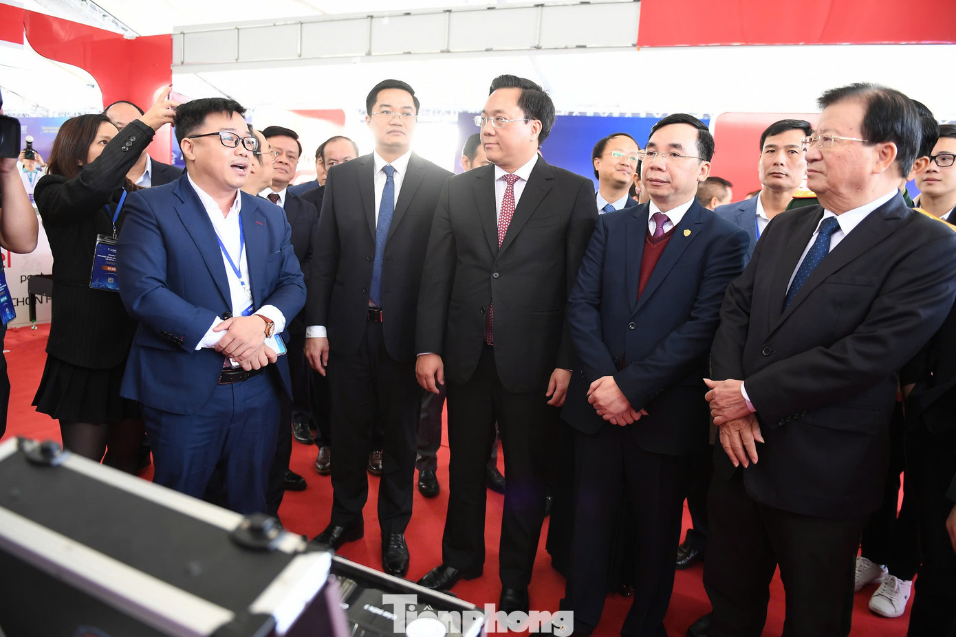 Các đại biểu tham quan các gian hàng tại Techfest VinhPhuc 2024.