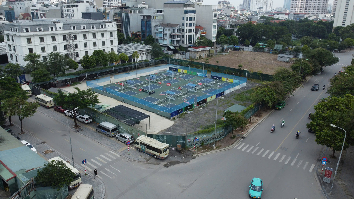 Khu đất xây dựng dự án chung cư Five Star Residence Cầu Giấy do Cty Cổ phần Quan hệ Quốc tế Đầu tư sản xuất (Cty CIRI) thuộc Tập đoàn GFS làm chủ đầu tư đã được chuyển đổi công năng thành sân pickleball. Lô đất này có ký hiệu C/D13, tổng diện tích hơn 7.200m2, nằm trên mặt đường Thành Thái. Thời điểm hiện tại, cơ sở này đã bị cơ quan chức năng “tuýt còi”, tháo dỡ biển, ngừng hoạt động. Khu đất xây dựng dự án chung cư Five Star Residence Cầu Giấy do Cty Cổ phần Quan hệ Quốc tế Đầu tư sản xuất (Cty CIRI) thuộc Tập đoàn GFS làm chủ đầu tư đã được chuyển đổi công năng thành sân pickleball. Lô đất này có ký hiệu C/D13, tổng diện tích hơn 7.200m2, nằm trên mặt đường Thành Thái. Thời điểm hiện tại, cơ sở này đã bị cơ quan chức năng “tuýt còi”, tháo dỡ biển, ngừng hoạt động.