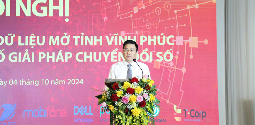 Phó Chủ tịch Thường trực UBND tỉnh Vĩnh Phúc Vũ Việt Văn phát biểu tại hội nghị. Ảnh: Phùng Hải