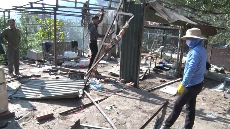 Tháo dỡ một công trình vi phạm tại thị trấn Tam Đảo