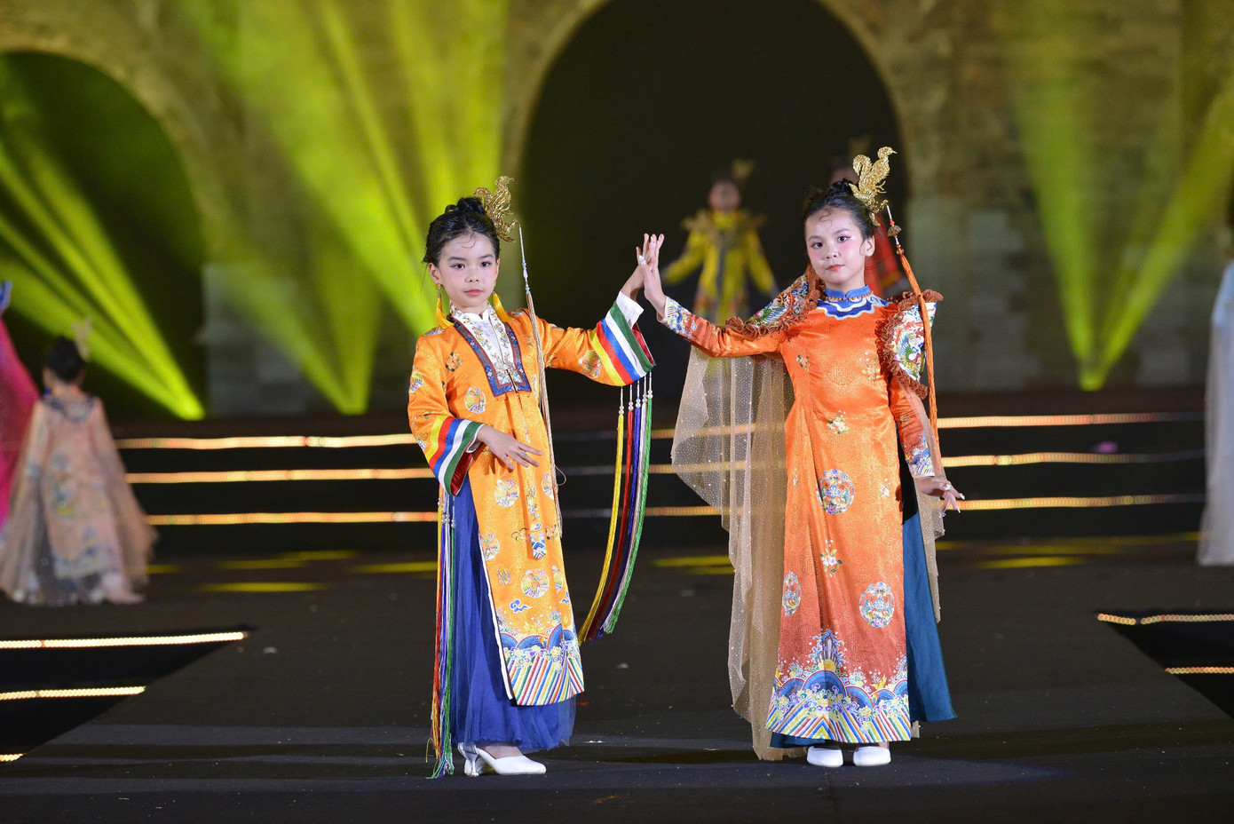 Thông tin từ Sở Du lịch Hà Nội cho biết, ngoài các chương trình diễn ra trong 3 ngày vừa qua như: Carnaval áo dài, chương trình nghệ thuật “Đêm hội áo dài”, chung kết cuộc thi thiết kế áo dài, không gian triển lãm ảnh áo dài... Nhiều hoạt động đã được tổ chức từ tháng 8 đã thu hút sự quan tâm, trực tiếp tham gia của người dân và du khách.