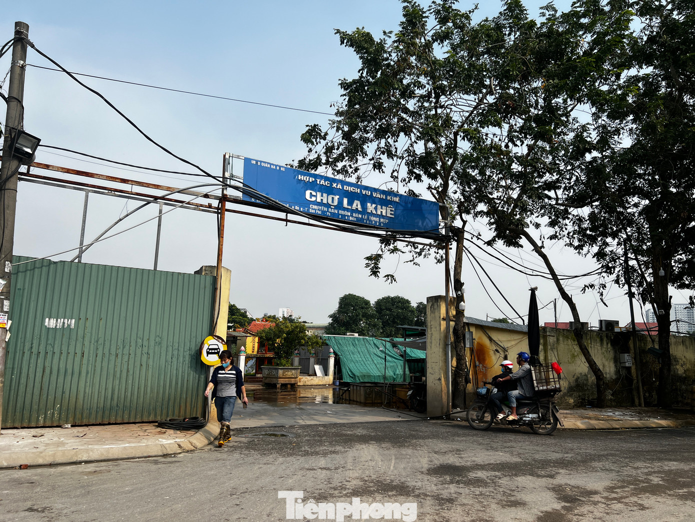 Liên quan tới câu hỏi tại sao Chợ đầu mối La Khê vẫn hoạt động nhiều năm nay trong hành lang bảo vệ của sông, ông Bạch Quang Đại - Phó Chủ tịch UBND phường La Khê cho biết, phường đang yêu cầu phía chợ La Khê báo cáo UBND phường. Sau khi có báo cáo, phường sẽ tổng hợp, rà soát lại và phản hồi lại cơ quan báo chí.