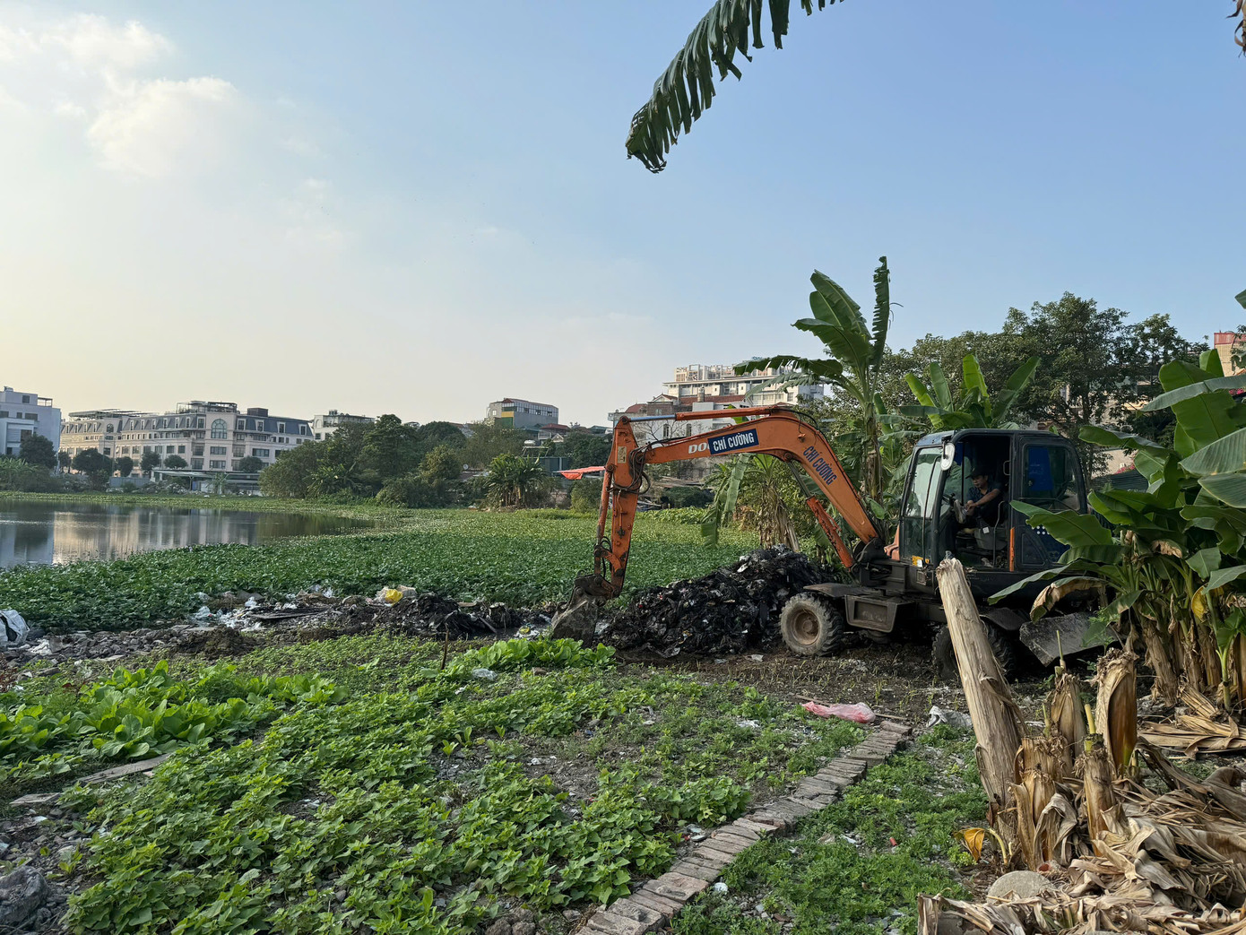 Xe cẩu múc đất, trạc thải dưới lòng hồ Đầm Đỗi Xe cẩu múc đất, trạc thải dưới lòng hồ Đầm Đỗi