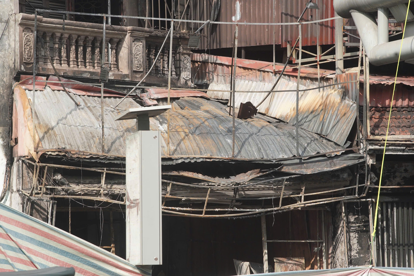 Trao đổi với PV Tiền Phong, Chủ tịch UBND quận Bắc Từ Liêm cho biết, lãnh đạo quận đã đến chia buồn, động viên, thăm hỏi gia đình các nạn nhân thiệt mạng do vụ cháy. Đồng thời, UBND quận đã trích 50 triệu đồng hỗ trợ mỗi gia đình nạn nhân thiệt mạng