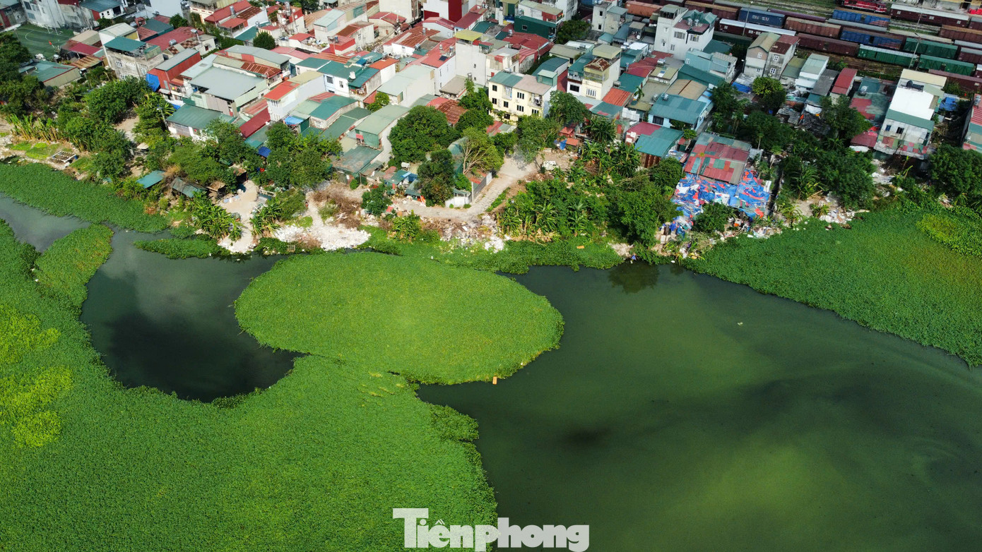 Được biết, UBND 2 phường Định Công và Thịnh Liệt sẽ cử lực lượng tới hiện trường khi tháo dỡ cổng sắt chắn lối đi chung và có các biện pháp kiên quyết để xử lý tình trạng đổ trộm phế thải.