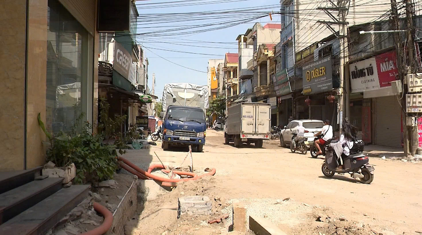 Gần 2 năm qua, người dân phải sống trong cảnh bụi bặm mỗi khi trời nắng, lầy lội mỗi khi trời mưa
