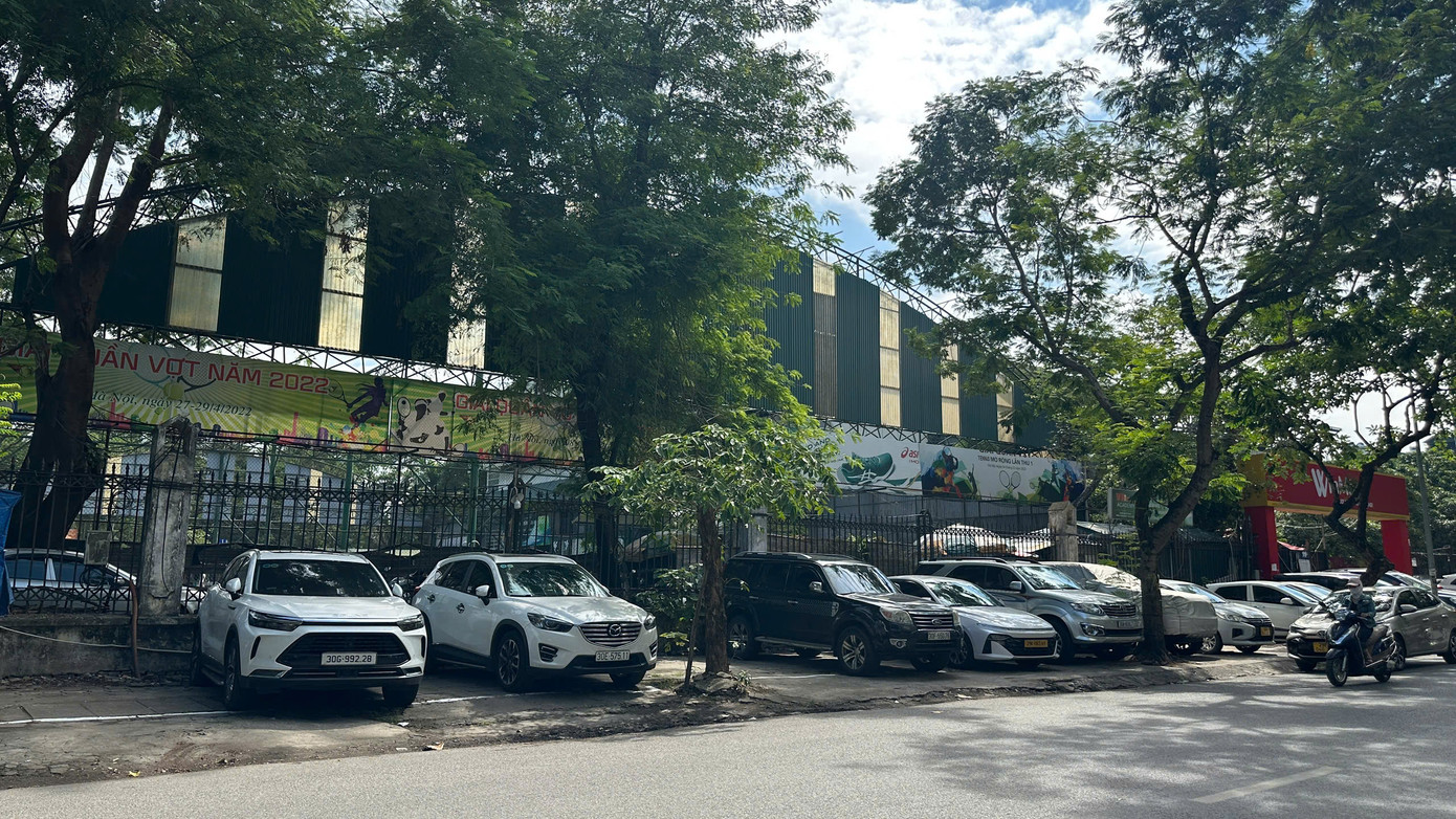 Hiện quanh vỉa hè quanh Công viên Tuổi trẻ Thủ đô đã xuống cấp, làm nơi đỗ xe ô tô Hiện quanh vỉa hè quanh Công viên Tuổi trẻ Thủ đô đã xuống cấp, làm nơi đỗ xe ô tô