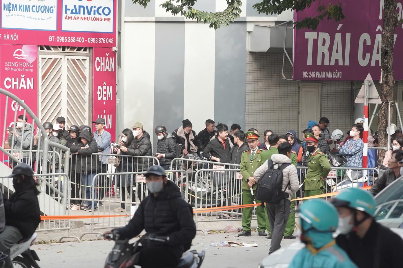 Ngay trong ngày 19/12, Bí thư Thành ủy Hà Nội Bùi Thị Minh Hoài cùng lãnh đạo các Sở, ban ngành và quận Bắc Từ Liêm đến động viên, thăm hỏi các nạn nhân vụ cháy tại quán cà phê ở đường Phạm Văn Đồng đang điều trị tại Bệnh viện E.