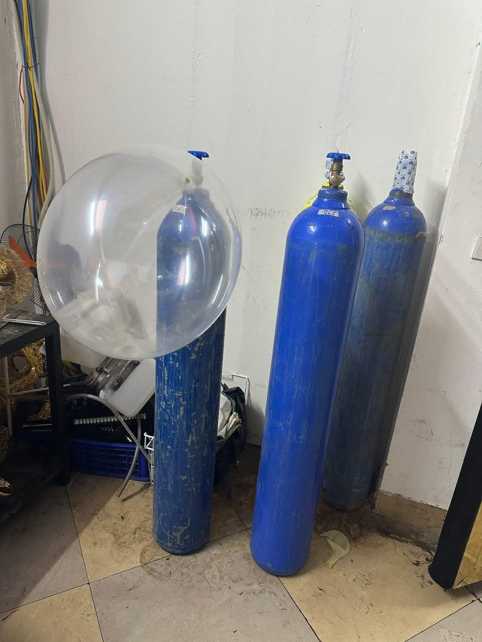 Thu giữ bình kim loại màu xanh (nghi là bình chứa khí cười). Ảnh: CA Vĩnh Phúc Thu giữ bình kim loại màu xanh (nghi là bình chứa khí cười). Ảnh: CA Vĩnh Phúc