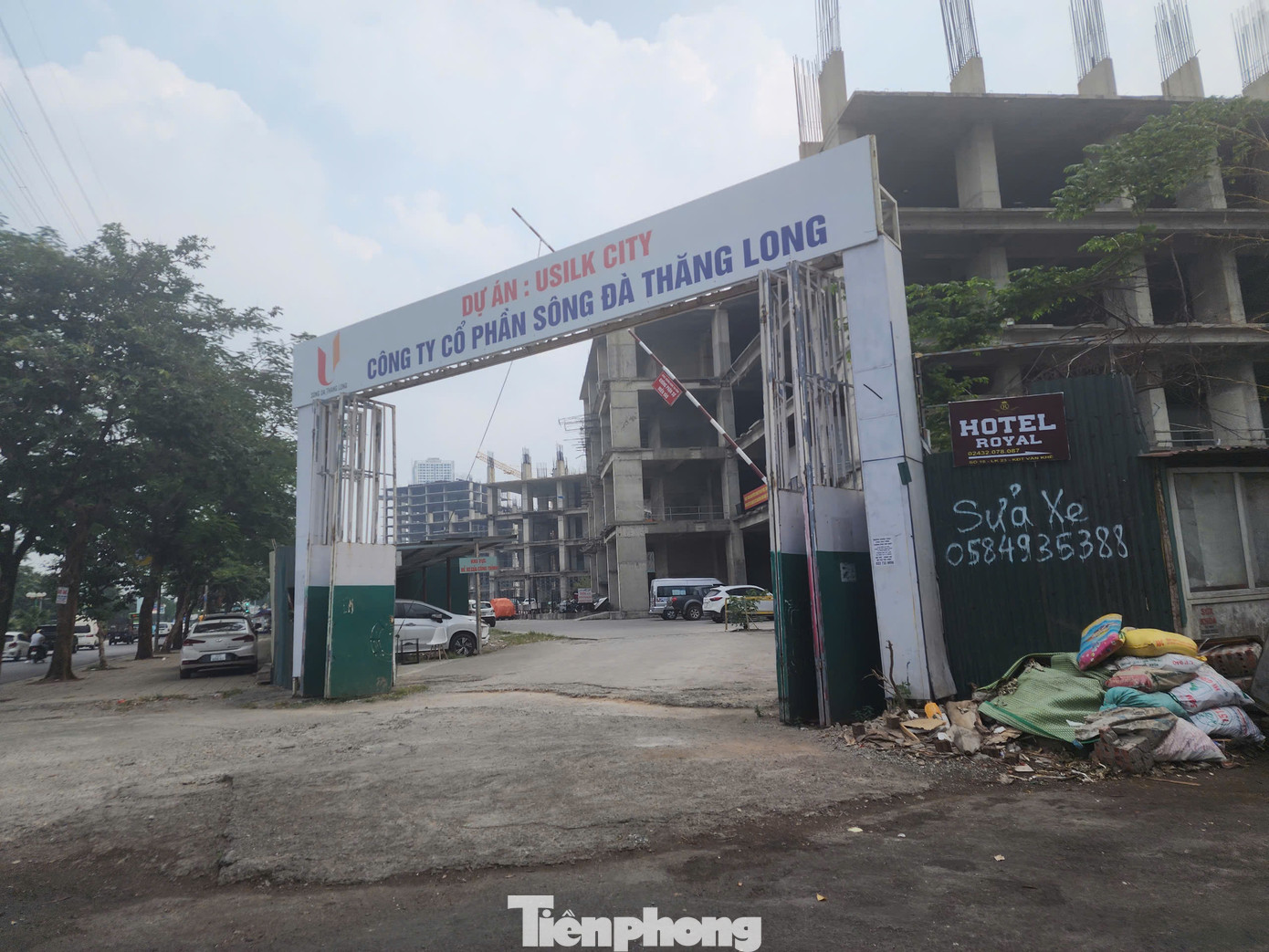 Thời gian gần đây, khu vực dự án bỏ hoang nói trên xuất hiện hàng loạt gara sửa chữa ô tô. Các gara này nằm bên trong dự án, hoạt động rất sôi động.