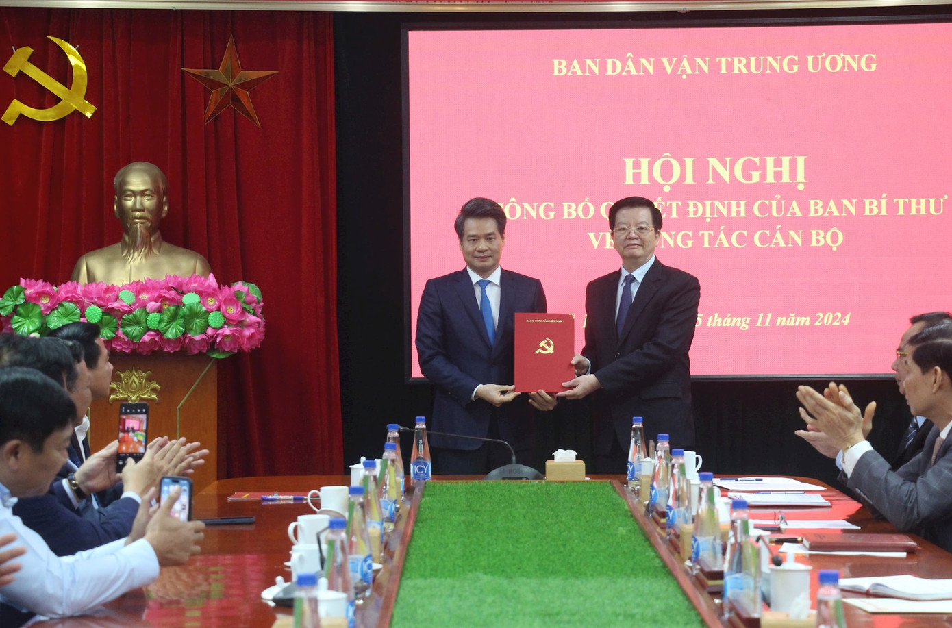 Trưởng Ban Dân vận Trung ương Mai Văn Chính trao Quyết định của Ban Bí thư cho ông Nguyễn Quang Đức. Ảnh: Tiến Thành Trưởng Ban Dân vận Trung ương Mai Văn Chính trao Quyết định của Ban Bí thư cho ông Nguyễn Quang Đức. Ảnh: Tiến Thành