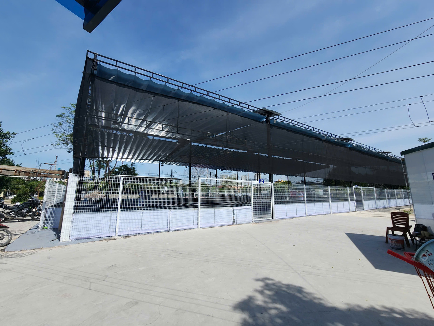 Ông Nguyễn Văn Đỉnh, chuyên gia pháp lý bất động sản cho biết, việc tự ý san lấp đất nông nghiệp để xây dựng các sân tập thể thao là hành vi vi phạm pháp luật về đất đai, cụ thể là hành vi “Sử dụng đất trong nhóm đất phi nông nghiệp vào mục đích khác mà không được cơ quan Nhà nước có thẩm quyền cho phép”. Tùy mức độ vi phạm mà sẽ có hình thức xử phạt tương ứng, mức phạt tối đa lên tới 200 triệu đồng tại khu vực xã. Ông Nguyễn Văn Đỉnh, chuyên gia pháp lý bất động sản cho biết, việc tự ý san lấp đất nông nghiệp để xây dựng các sân tập thể thao là hành vi vi phạm pháp luật về đất đai, cụ thể là hành vi “Sử dụng đất trong nhóm đất phi nông nghiệp vào mục đích khác mà không được cơ quan Nhà nước có thẩm quyền cho phép”. Tùy mức độ vi phạm mà sẽ có hình thức xử phạt tương ứng, mức phạt tối đa lên tới 200 triệu đồng tại khu vực xã.