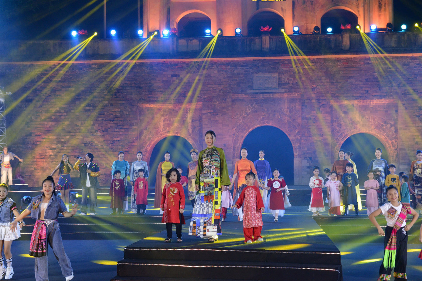 Phần trình diễn các bộ sưu tập áo dài của 70 nhà thiết kế, trong đó có những tên tuổi như: Đỗ Trịnh Hoài Nam, Đức Hùng, Quang Hòa, Cao Minh Tiến, Hoa hậu Ngọc Hân, Thủy Nguyễn, La Hằng, Vũ Thảo Giang, Lưu Quỳnh Lan...