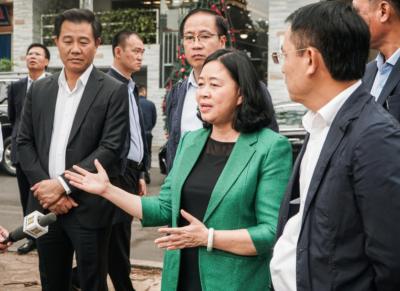 Bí thư Thành ủy Hà Nội Bùi Thị Minh Hoài trao đổi về công tác xử lý nước sông Tô Lịch với lãnh đạo thành phố