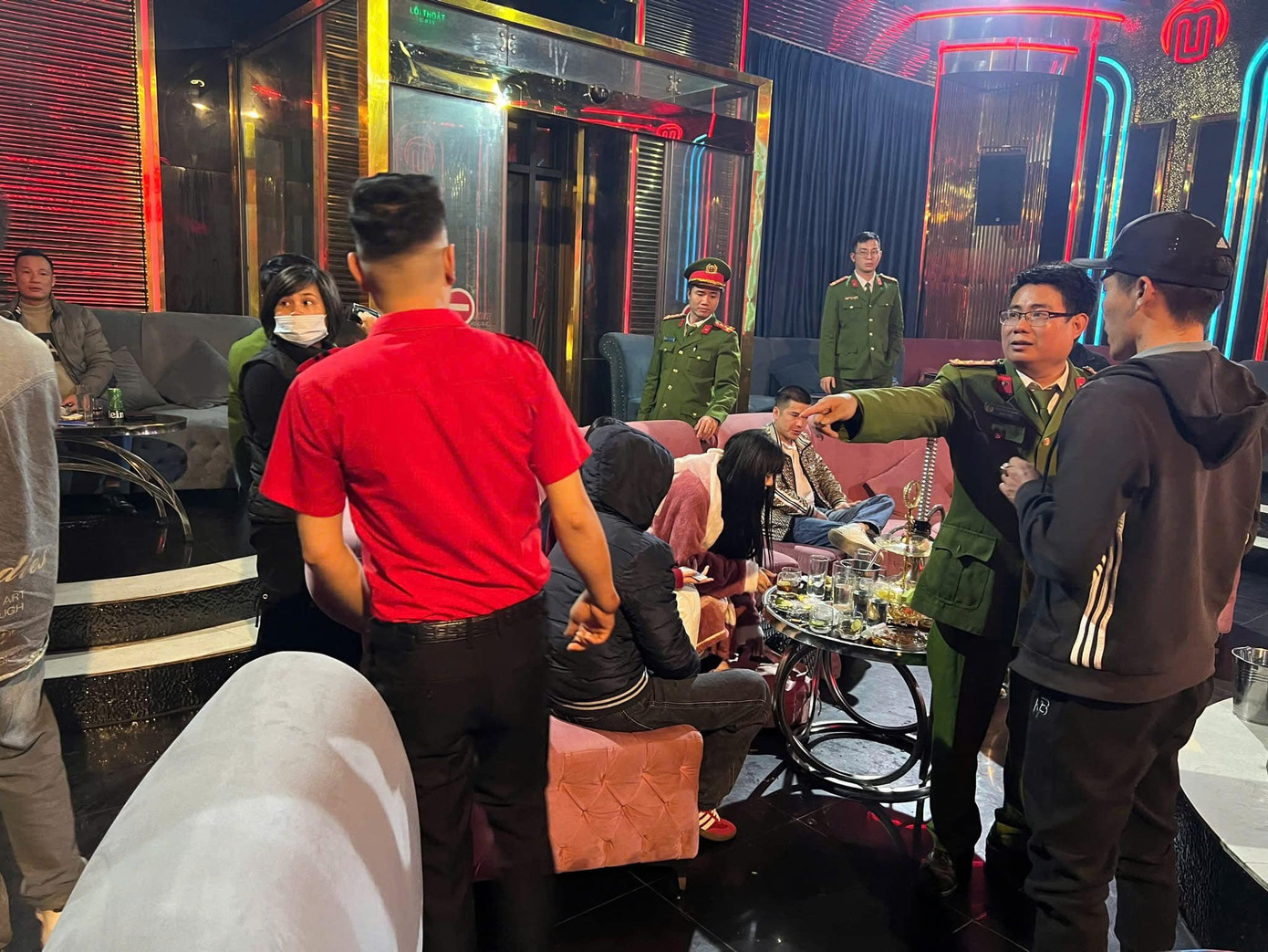 Cơ quan chức năng kiểm tra quán Lounge Monaco. Ảnh: CA Vĩnh Phúc Cơ quan chức năng kiểm tra quán Lounge Monaco. Ảnh: CA Vĩnh Phúc