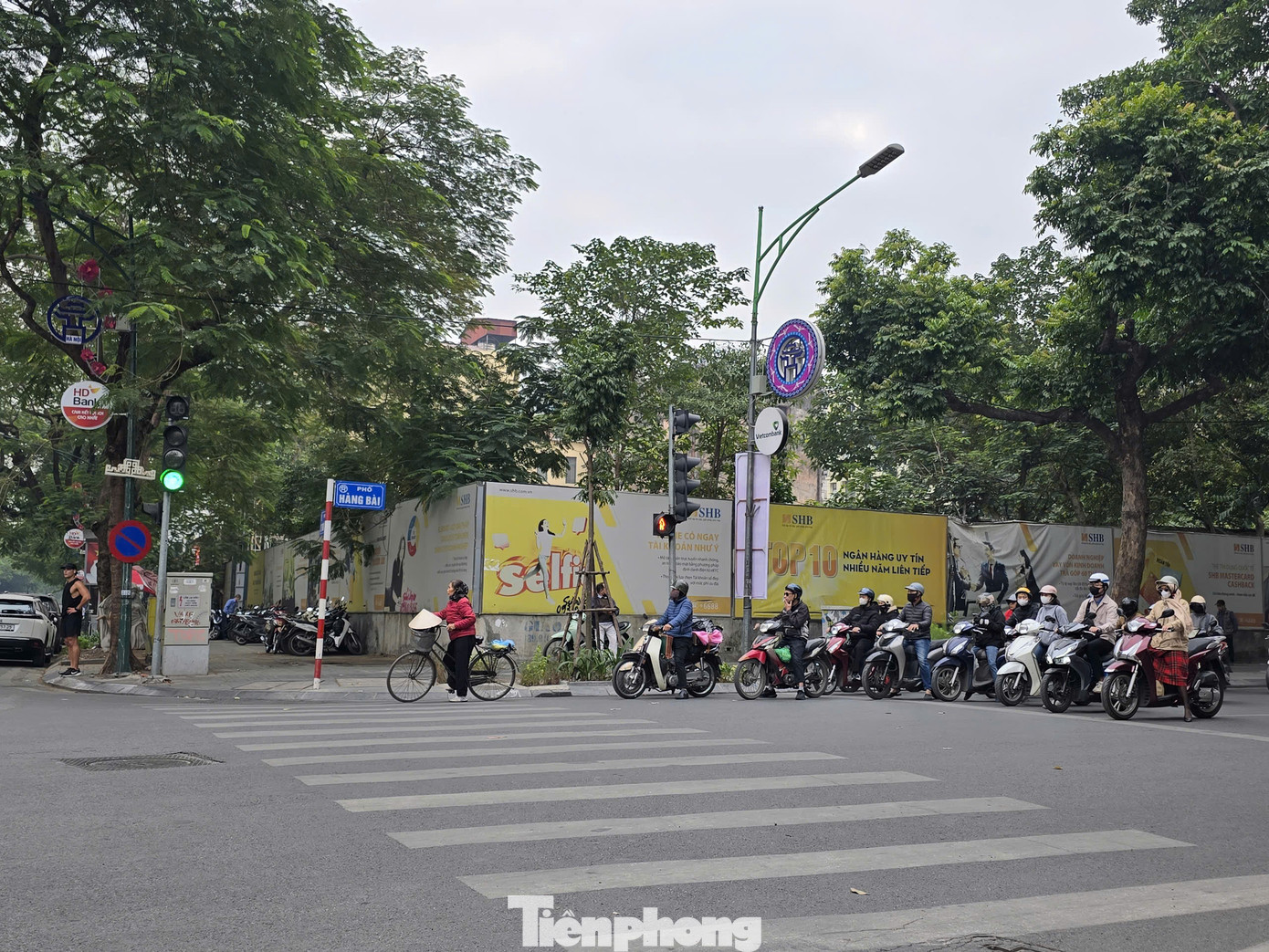 Để tháo gỡ, Chủ tịch UBND TP Trần Sỹ Thanh giao Sở Quy hoạch - Kiến trúc chủ trì phối hợp với UBND quận Hoàn Kiếm trong tháng 12/2024 tổ chức lập quy hoạch thiết kế đô thị các tuyến phố, trình thẩm định phê duyệt theo quy định hiện hành của pháp luật. Sau khi quy hoạch được duyệt, Ngân hàng SHB hoàn thiện hồ sơ đề xuất chủ trương đầu tư dự án trình cấp có thẩm quyền phê duyệt.