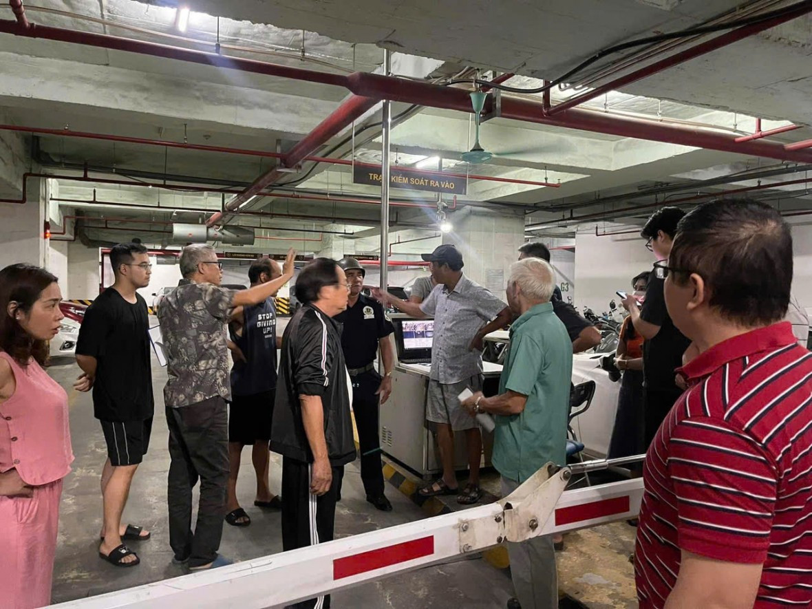 Ban quản trị tòa nhà tranh cãi với nhóm người lạ mặt về việc chặn xe của cư dân