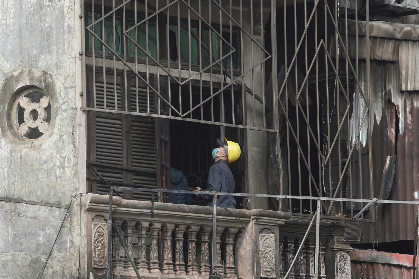 Một người dân khác kể lại, vào thời điểm trước khi cháy một vài giây, một số người thấy người đàn ông tiếp cận khu vực để xe trước quán rồi tạt xăng vào phóng hỏa. Ngọn lửa bùng phát rất nhanh và dữ dội.