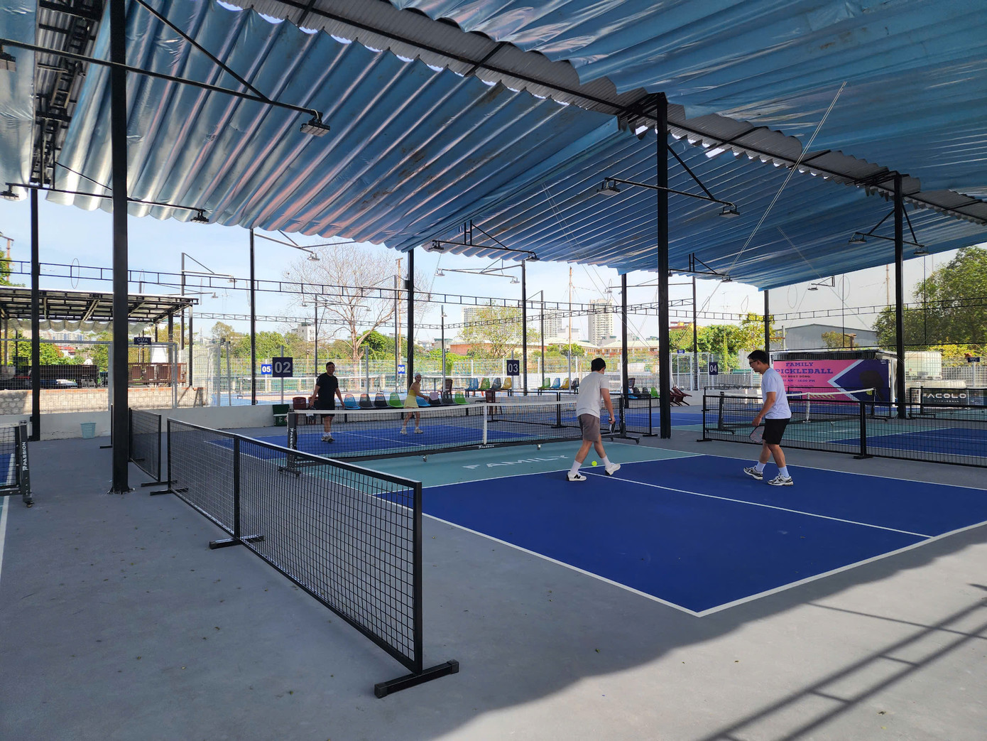 Một số cụm sân được lợp mái, cho thuê với giá 180.000 đồng/tiếng. Phía bên ngoài, công nhân cũng đang dựng mái cho những sân ngoài trời. Người quản lý sân cho biết, sân vừa đi vào hoạt động đầu tháng 10/2024, sắp tới toàn bộ các cụm sân đều sẽ được lợp mái. Một số cụm sân được lợp mái, cho thuê với giá 180.000 đồng/tiếng. Phía bên ngoài, công nhân cũng đang dựng mái cho những sân ngoài trời. Người quản lý sân cho biết, sân vừa đi vào hoạt động đầu tháng 10/2024, sắp tới toàn bộ các cụm sân đều sẽ được lợp mái.