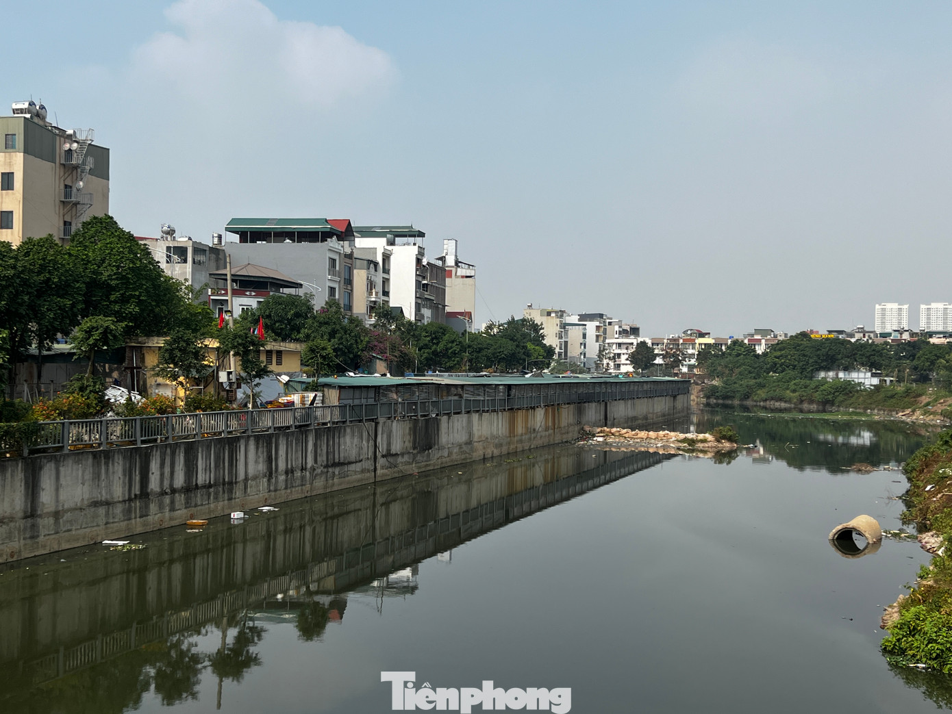 Chợ 'đầu mối' La Khê nằm sát đường Lê Văn Lương, kế bên sông Nhuệ (thuộc phường La Khê, quận Hà Đông, Hà Nội).
