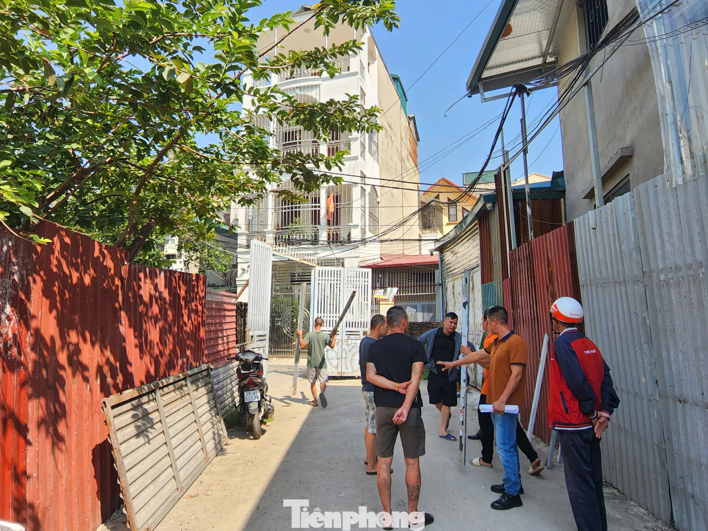 Người dân yêu cầu tháo dỡ cổng sắt, tránh tình trạng thu tiền xe bừa bãi, đồng thời lập các tổ tự quản cơ sở chống đổ trộm phế thải