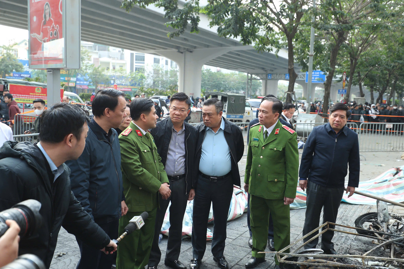 Phó Thủ tướng Chính phủ Lê Thành Long và Chủ tịch UBND TP. Hà Nội Trần Sỹ Thanh kiểm tra hiện trường vụ cháy