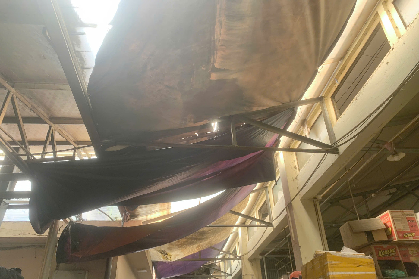 Cảnh che chắn tạm bợ bên trong chợ Khâm Thiên