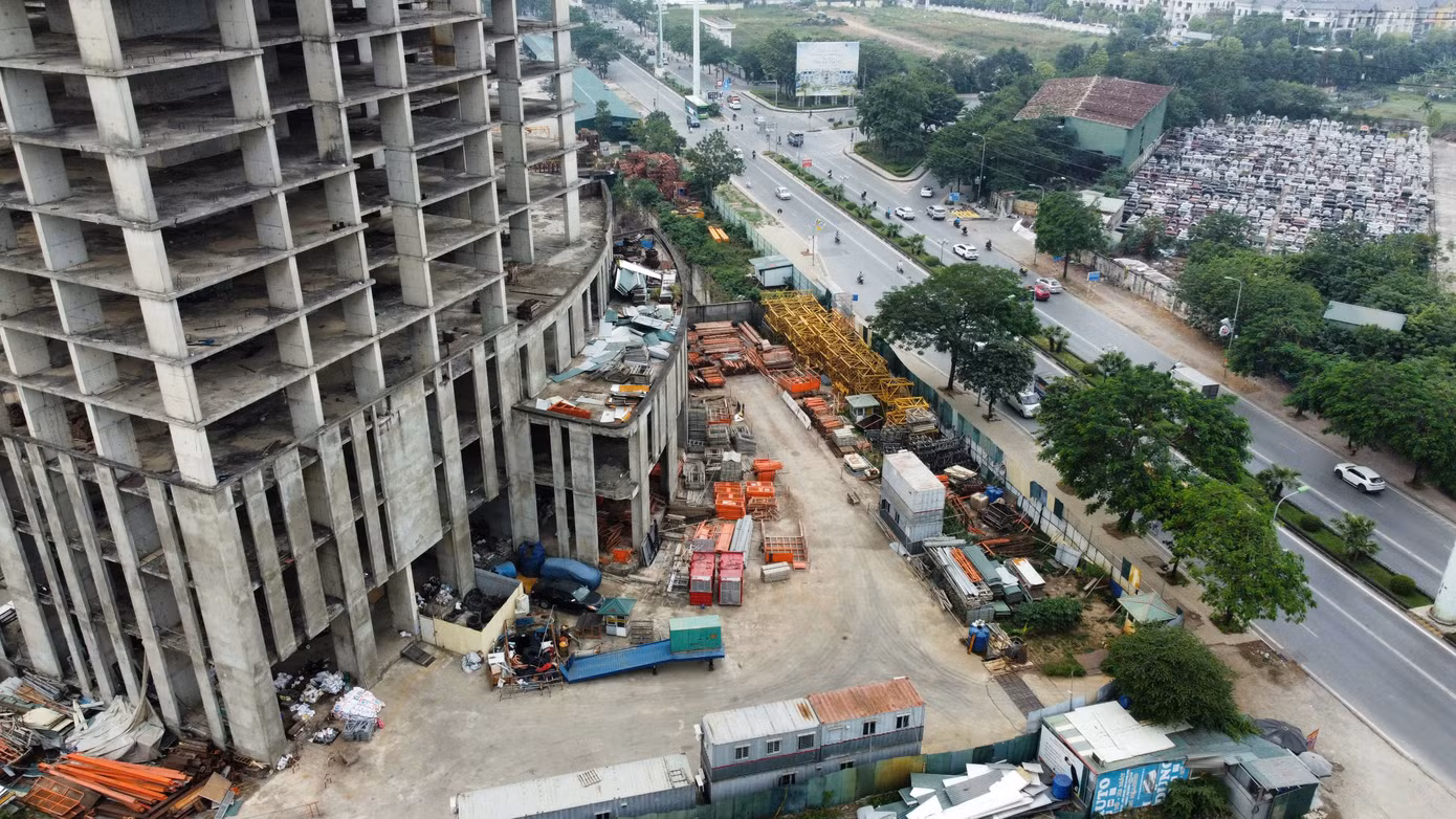 Bãi tập kết vật liệu ngổn ngang dưới chân một tòa nhà thuộc dự án Usilk City