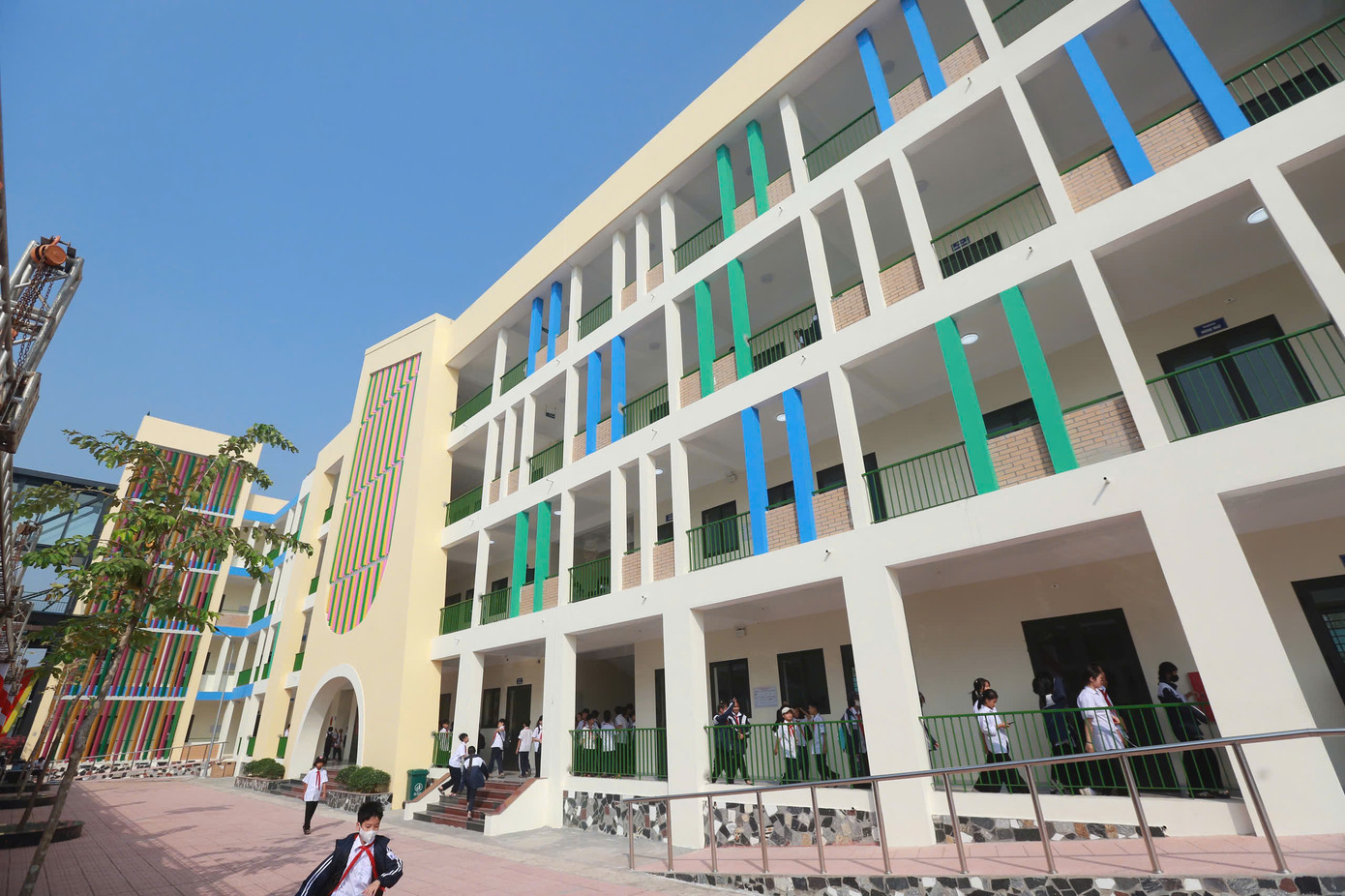 Hiện tại, ngành giáo dục Sóc Sơn quản lý 109 trường học với 2.416 nhóm, lớp và 85.332 học sinh, cùng 5.361 cán bộ, giáo viên và nhân viên. Các bậc học từ mầm non, tiểu học, đến THCS đều đạt được những kết quả đáng khích lệ. Hiện tại, ngành giáo dục Sóc Sơn quản lý 109 trường học với 2.416 nhóm, lớp và 85.332 học sinh, cùng 5.361 cán bộ, giáo viên và nhân viên. Các bậc học từ mầm non, tiểu học, đến THCS đều đạt được những kết quả đáng khích lệ.