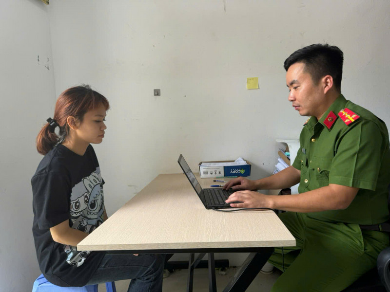 Công an TP Vĩnh Yên lấy lời khai nữ sinh M. Ảnh: CATP Vĩnh Yên Công an TP Vĩnh Yên lấy lời khai nữ sinh M. Ảnh: CATP Vĩnh Yên