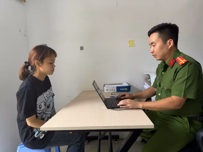 Công an TP Vĩnh Yên lấy lời khai nữ sinh M. Ảnh: CATP Vĩnh Yên