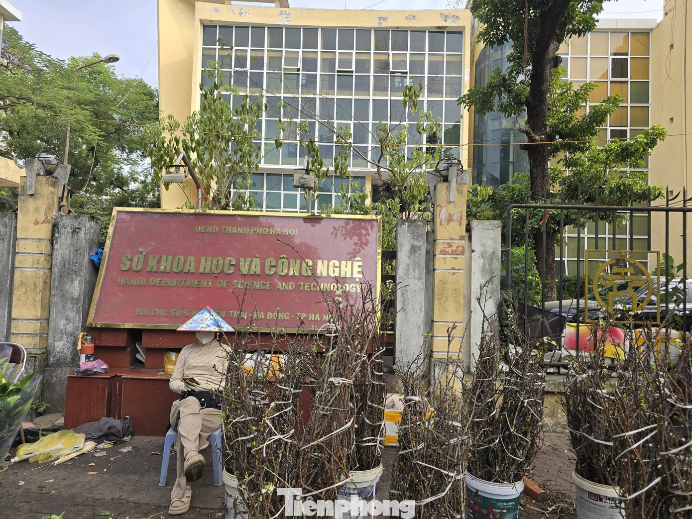 Ghi nhận của PV Tiền Phong cho thấy, quanh khu vực đường Tô Hiệu, Nguyễn Trãi (quận Hà Đông) hiện có nhiều trụ sở cơ quan bỏ hoang do đã chuyển đi. Như tại trụ sở của Sở Khoa học và Công nghệ Hà Nội, số 5 Nguyễn Trãi, hiện sở này đã chuyển về Khu liên cơ Võ Chí Công được 4 năm và một phần của trụ sở cũ bị bỏ hoang.