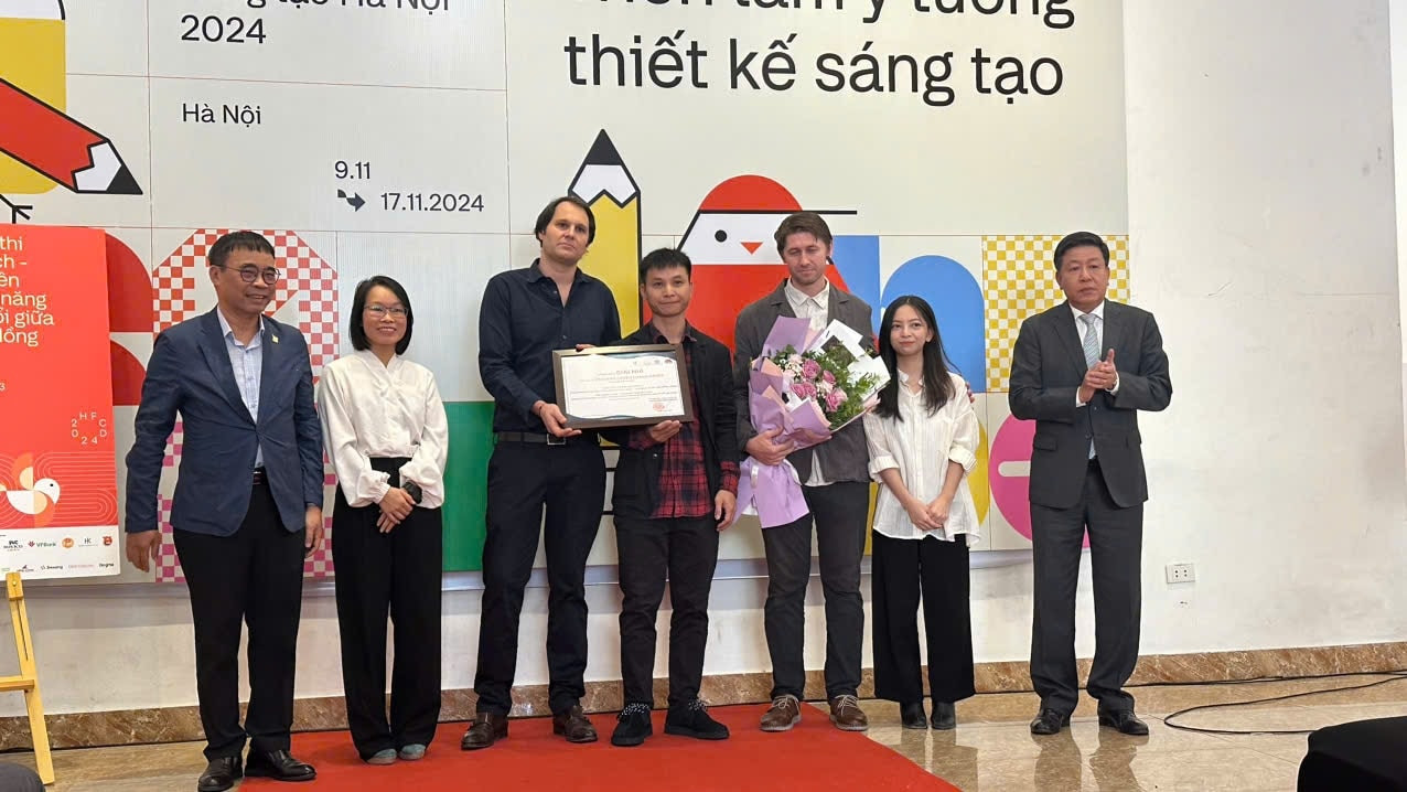 Phó Chủ tịch UBND thành phố Hà Nội Dương Đức Tuấn trao giải cho nhóm tác giả đoạt giải Nhì. Ảnh: Thái Sơn